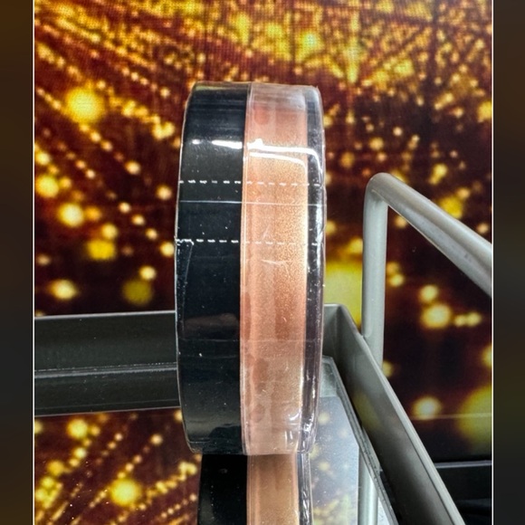 Lottie London - Ultra Glow Loose Highlighting Powder - Shade Loyalty - SEALED - Picture 3 of 3